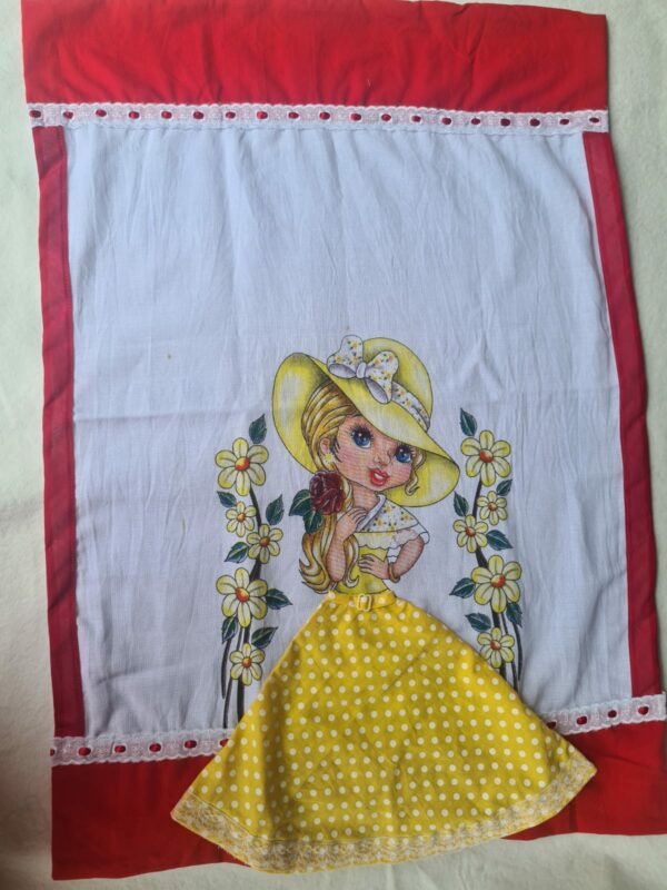 pano de prato boneca com saia de tecido amarelo de bolinha